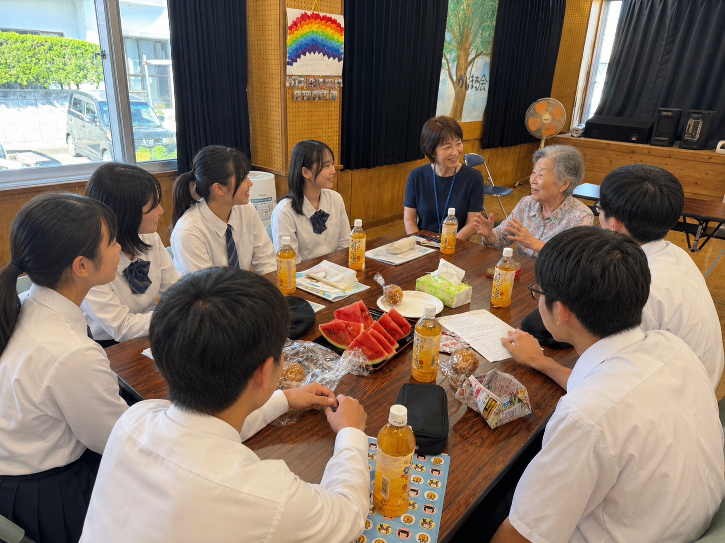 公民館で地域のお年寄りと中高生が交流する様子