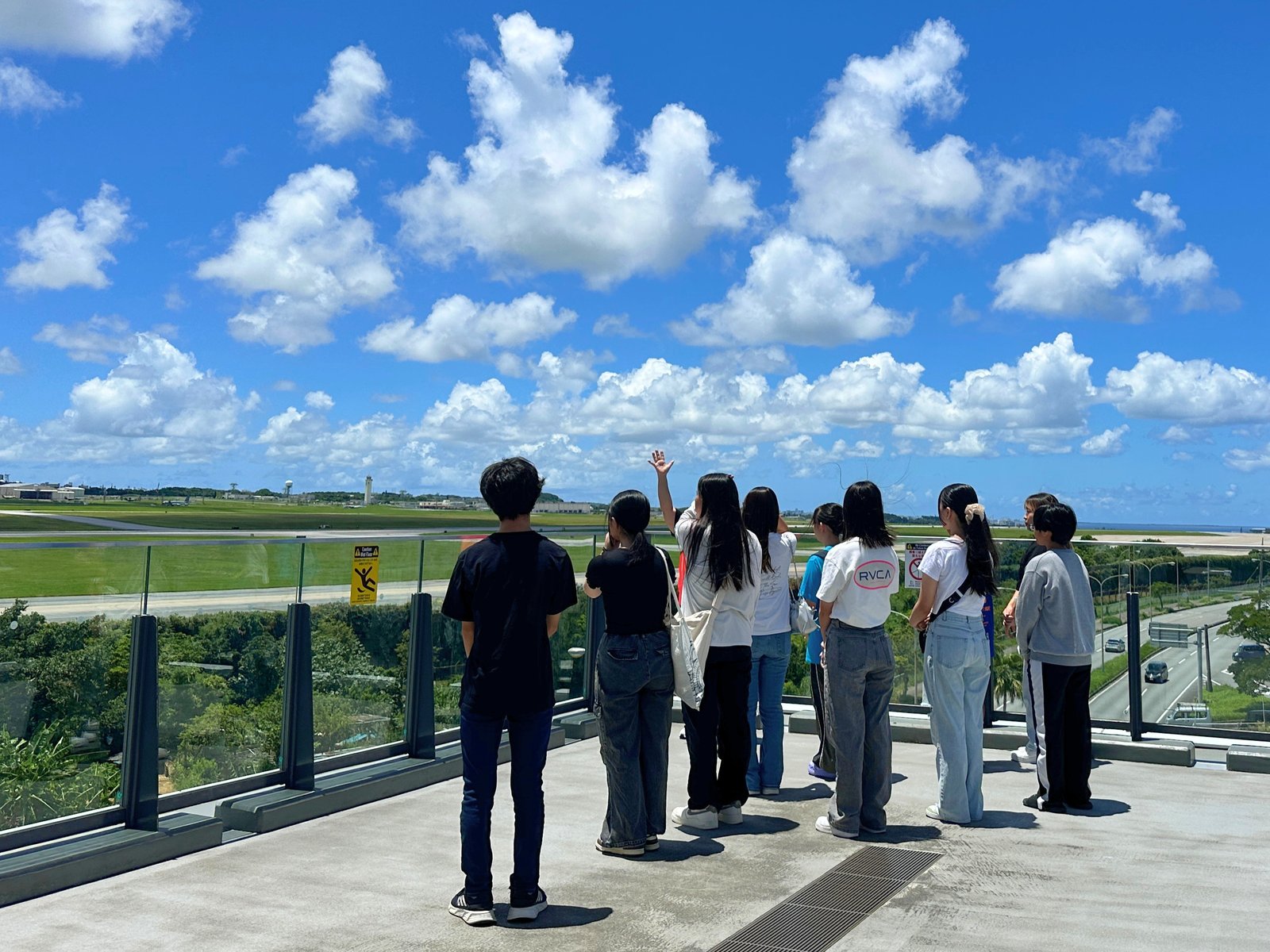 展望所で嘉手納基地を見学する生徒たち